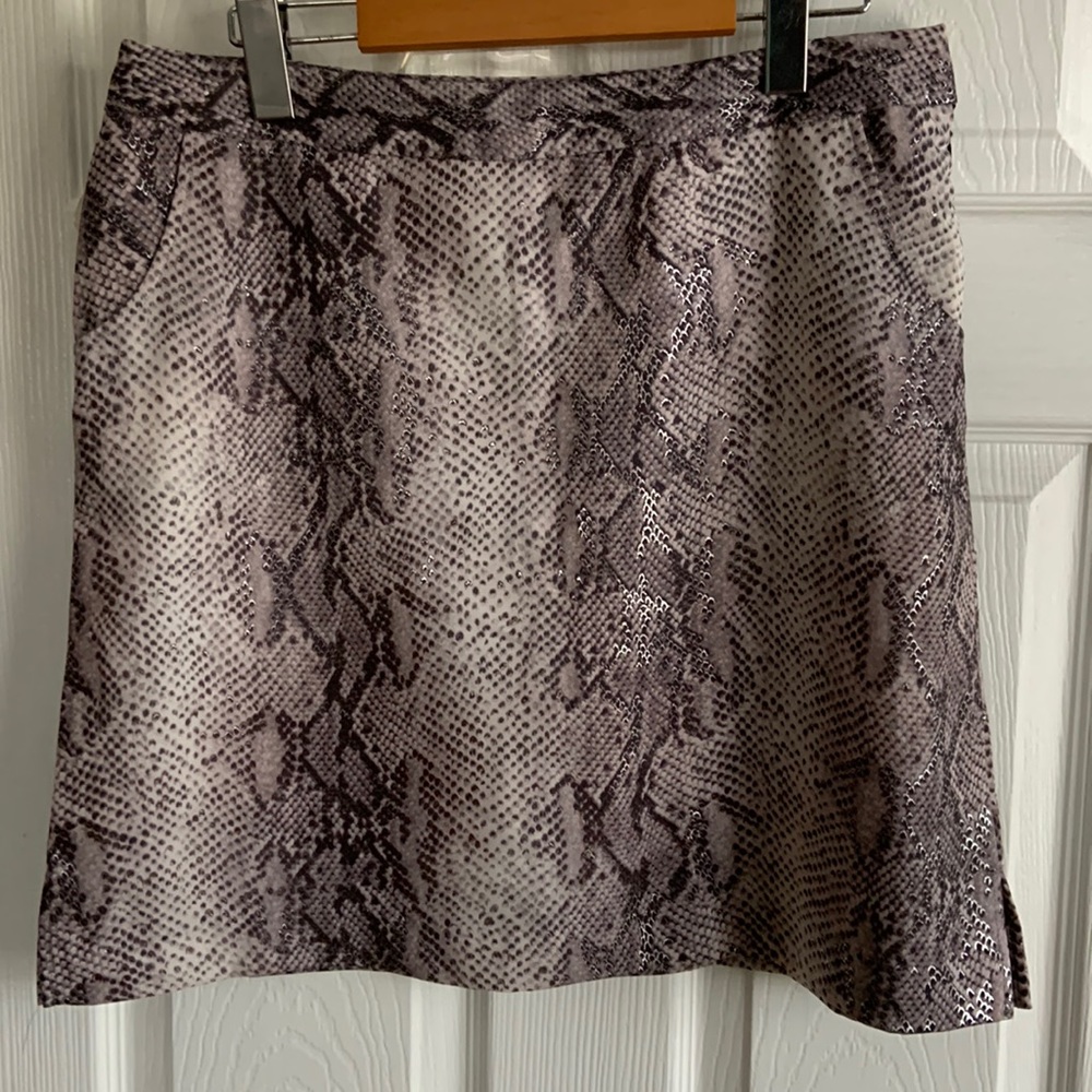 Like new. Stylish golf skort in snakeskin print (tones of grey and silver)
